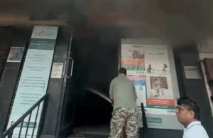 Kapurthala के प्राइवेट बैंक में आग, लाखों का नुकसान:शॉर्ट सर्किट से हादसा, लॉकर सुरक्षित; फायर ब्रिगेड ने आधे घंटे में पाया काबू