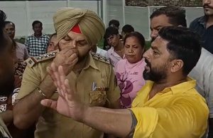 Jalandhar : पार्षद के साथ पेट्रोल पंप पहुंचे समर्थक, पुलिस से मशीन जांच की लगाई गुहार
