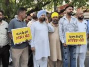 Jalandhar में भाजपा के खिलाफ AAP का प्रदर्शन:सतीश पूनिया के मीटिंग हॉल के पास पहुंचे, नारेबाजी की; बैरिकेडिंग कर पुलिस फोर्स तैनात