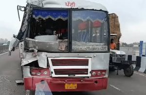 Amritsar में ट्रक और रोडवेज बस की टक्कर:डाला क्षतिग्रस्त, यात्रियों को भी आईं चोटें, फ्लाईओवर पर यातायात रहा प्रभावित