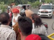 Amritsar में बुजुर्ग से भिड़ी महिला:एक-दूसरे पर हाथ उठाए; रास्ता खोलने को लेकर बहसबाजी, बच्चों को थाने ले जाने का चल रहा था विरोध