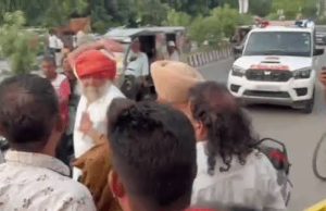 Amritsar में बुजुर्ग से भिड़ी महिला:एक-दूसरे पर हाथ उठाए; रास्ता खोलने को लेकर बहसबाजी, बच्चों को थाने ले जाने का चल रहा था विरोध