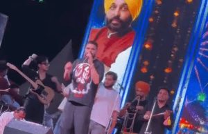 पंजाबी सिंगर साउंड ऑपरेटर्स से भिड़े:माइक बंद होने के बाद सुनाई खरी-खोटी; विरोध हुआ तो कहा- खाली दिमाग शैतान का घर
