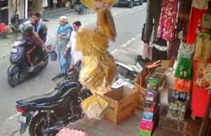Jalandhar Cantt में बड़ी घटना, लुटेरे महिला से पर्स छीनकर फरार; घटना सीसीटीवी में कैद