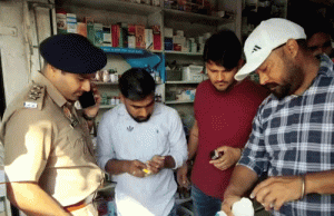 Jalandhar में दो मेडिकल स्टोरों पर रेड:नशीली गोलियां बरामद, जेल से छूटे बाप-बेटे फिर हिरासत में; लाइसेंस रद्द करने की तैयारी
