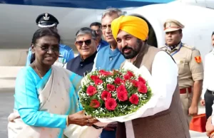 CM मान ने Chandigarh पहुंचीं राष्ट्रपति मुर्मू का स्वागत किया:गुलदस्ता भेंट कर जताई खुशी, पंजाब और देश के मुद्दों पर बातचीत हुई