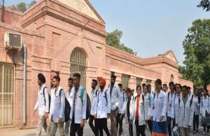 Amritsar Medical College Hostel में रैगिंग की कोशिश:2025 बैच के 8 सीनियर छात्र निलंबित, 5 अक्टूबर को विशेष बैठक में होगी जांच की समीक्षा