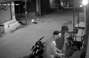 Jalandhar के Central Town में चौकीदार से लूट. CCTV:सो रहे चौकीदार पर डंडे से हमला कर फोन छीना, आरोपी मौके से फरार