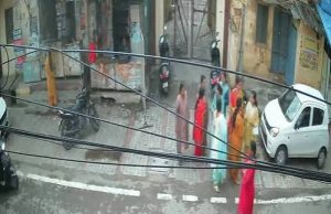 Jalandhar में महिला से सोने की चेन झपटी CCTV:हफ्ते भर के अंदर स्नेचिंग की दुसरी वारदात, पुलिस सुरक्षा व्यवस्था पर उठे सवाल