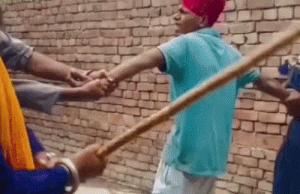 Amritsar में निहंगों ने युवक को पीटा:दो ने हाथ पकड़े, तीसरे ने डंडे मारे; फिर 7 सेकंड में 4 थप्पड़ जड़े